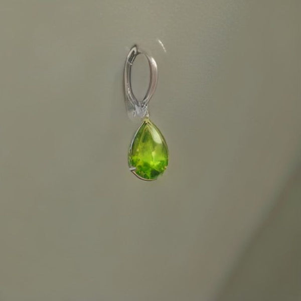 Pendientes Huggie con Llave de Peridoto