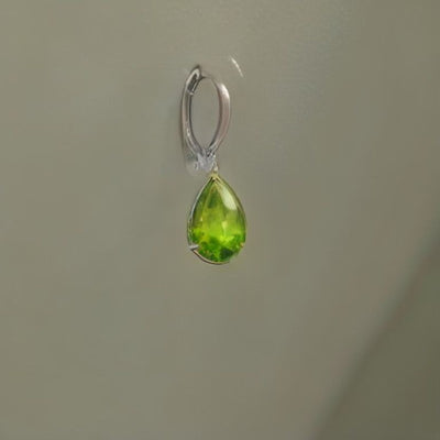 Peridot Key Huggie Earrings in 925 sterling silver